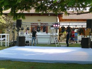 השכרת במת אירועים והגברה מקצועית, ציוד תאורה וטראסים למסיבות בחצר