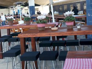 כסאות בר לאירועי חוץ מעוצבים עם ריפודים צבעוניים - אינגו