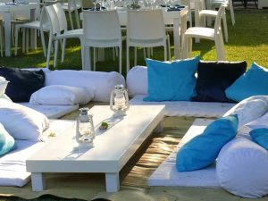 השכרת פינות ישיבה לאירועי חוץ בגוונים לבן וכחול מבית אינגו