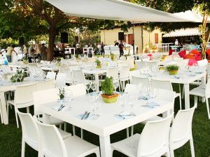 השכרת ריהוט לאירועים בטבע שולחנות וכיסאות לבנים מודרניים לחתונה ובר מצווה