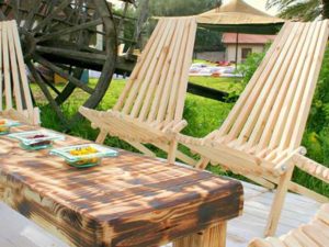 כסאות עץ מעוצבים לאירועי בוטיק ופנאי - השכרת ריהוט מבית אינגו