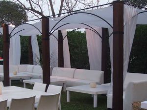 השכרת גזיבו במבוק לאירועי חוץ, ריהוט לבן מודרני, פינות ישיבה יוקרתיות לאירועים