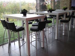 אינגו - השכרת ציוד לאירועים שולחנות בר מודרניים וכסאות תואמים