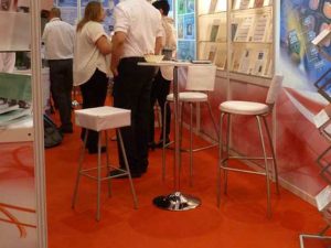 סטנדים לשלטים להשכרה