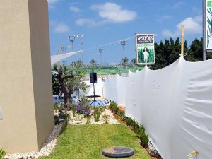 קיר תיחום לבן לאירועים, תיחום שטח לאירוע בגינה, השכרת ציוד הגברה - אינגו