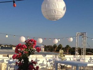 השכרת גרילנדות ושרשראות תאורה, פנסי נייר סיניים, וריהוט בר לבן לאירועים