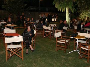 פינת ישיבה חיצונית למסעדות וברים כסאות במאים ושולחנות בר לאירועים