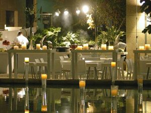 עיצוב אירועי ערב: השכרת שולחנות בר, כסאות גבוהים ותאורת נרות, מבית In-Go