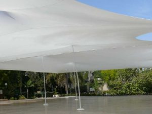 השכרת אוהלי מתיחה ופתרונות הצללה לבנים לאירועים בחללים פתוחים - אינגו