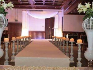 במת כניסה לאירועים, שביל חופה מוגבה, השכרת תאורה ואלמנטים עיצוביים