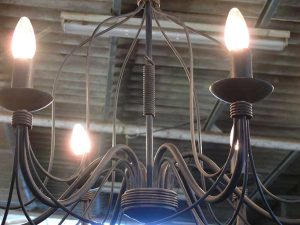 שנדלייר במראה כפרי וינטג', נברשת ברזל מעוצבת למסעדות ואירועים