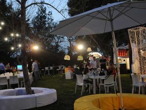 השכרת ריהוט לבן, פופים, שולחנות ועץ תאורה מיוחד לאירועים בגינה, ציוד מבית IN-GO