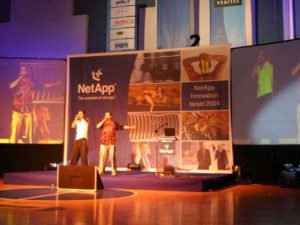 השכרת במת אירועים עם מסכי לדים, תפאורה לכנסים ואירועי חברה