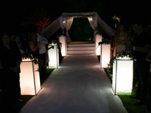 השכרת פנסי לד מרובעים ושביל כניסה לבן לחופה, ציוד תאורה מבית IN-GO