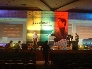 תפאורה לכנסים ואירועי חברה, השכרת ציוד הגברה ותאורה מבית in-go.