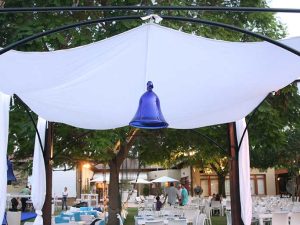 פעמון זכוכית כחול לתלייה באירועים