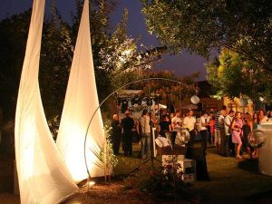 השכרת מפרסים מוארים וריהוט מואר לאירועים בגינה, ציוד מבית IN-GO