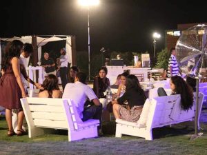 השכרת ריהוט אלטרנטיבי לבן, תאורה ומאווררים לאירועי לילה בחוץ - אינגו