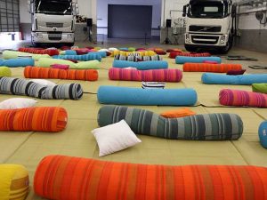 השכרת פופים גליליים וריהוט לאונג' צבעוני לאירועי חברה ואירועים במקומות לא שגרתיים - ציוד ישיבה נמוכה של אינגו