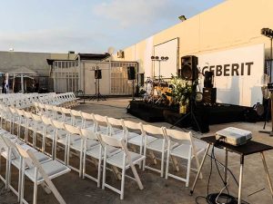 השכרת כיסאות עץ לבנים מתקפלים לאירועים , הופעות וכנסים