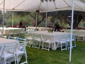 השכרת כיסאות עץ לאירועים כפריים ושולחנות מרובעים עם מפה ועיצוב - אינגו