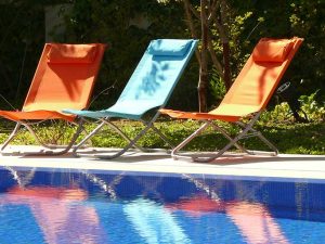 כסאות נוח צבעוניים לבריכה ואירועי קיץ - השכרת ריהוט מבית אינגו