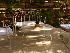 ריהוט גן יוקרתי ברזל בסגנון כפרי לבן למרפסת גדולה ועיצוב גינה