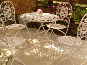 פינת ישיבה קלאסית מברזל בסגנון כפרי למרפסת או גינה פרטית