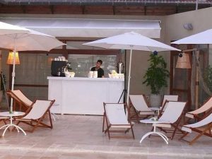 השכרת כיסאות נוח ושמשיות לבנות לאירועים בסגנון חוף - אינגו