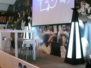 השכרת ריהוט וציוד לכנסים ותערוכות דלפקי בר ושולחנות מוארים