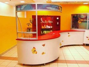 דוכן אוכל מעוצב בלבן ואדום עם פרפרים