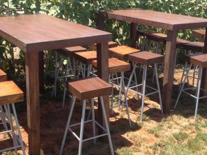 שולחנות בר מעץ וכיסאות תואמים לאירועים בטבע ובשטח - השכרת ריהוט In-Go