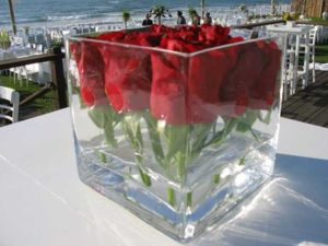 ואזה שקופה עם ורדים אדומים להשכרה למרכזי שולחן באירועים