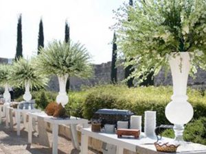 עיצוב שולחנות עם ואזות גבוהות להשכרה לאירועים יוקרתייים