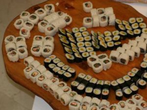 מגש עץ גדול להגשת אוכל במסיבות ואירועים