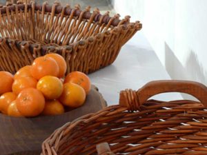 כלי קש ואביזרים להוספת דקורציה לאירועים