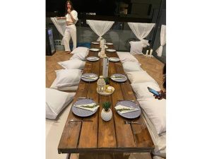 כריות ישיבה עם שולחן עץ מלא נמוך