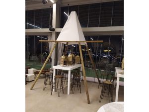 כסא בר דגם מיתרים תחת מבנה דקורטיבי - להשכרה לאירועים