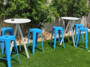 שולחן בר עגול בצבע לבן עם כסאות בר בצבע תכלת