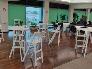 שולחן בר להשכרה עם רגליים בצורת משלוש