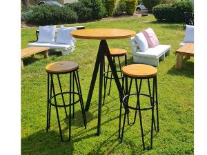 כיסא בר שחור עם מושב עץ עגול דגם מיתרים - להשכרה באירועי חוץ