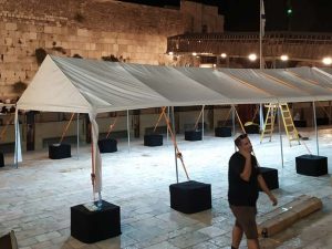 אוהל אחד בכותל