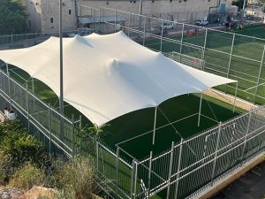 הצללה לטקסי בית-ספר במגרש כדורגל