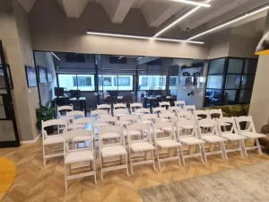 כסאות לבנים מתקפלים להשכרה לאירועים עסקיים