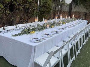 שולחן אוכל מודרני עם כיסאות תואמים להשכרה לאירועים – עיצוב נקי ואלגנטי המתאים לחתונות, בר/בת מצוות ואירועים עסקיים