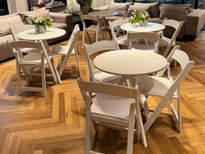 שולחנות קפה עגולים בצבע לבן להשכרה לאירועים