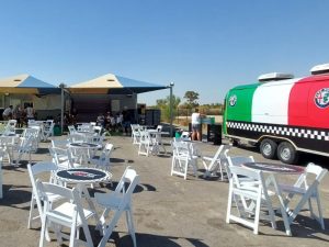 שולחן קפה מודרני להשכרה לאירועים עסקיים ופרטיים