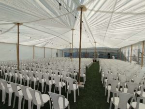 אוהל מוגן מים עם כיסאות לבנים להשכרה לאירועים