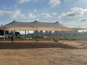 מבנה הצללה בד פתוח בשטח חקלאי