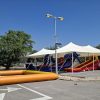 אוהל הצללה לאירועים עם מתקני מתנפחים לילדים בפארק